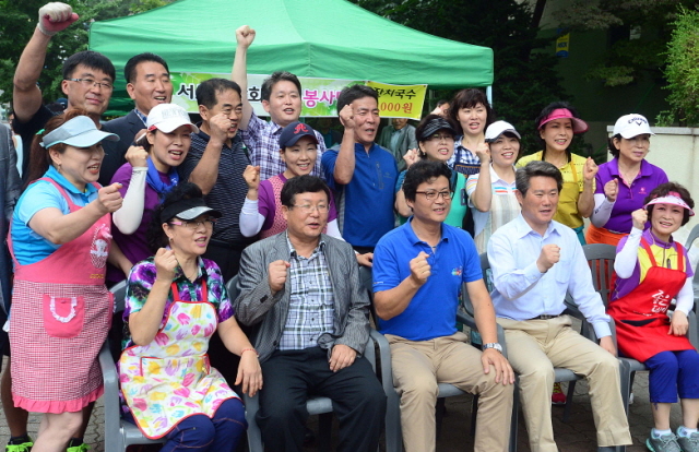 제3회 부천시장배 생활체육 전국농구대회가 펼쳐진 17일 부천 송내사회체육관에서 김만수 부천시장을 비롯한 한선재 부천시의회 의장 등 내빈이 서로산악회 자원봉사자들과 함께 기념촬영을 하고 있다. 추상철기자 scchoo@kyeonggi.com