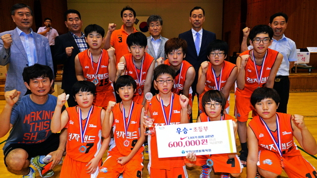 제3회 부천시장배 생활체육 전국농구대회가 펼쳐진 17일 부천 송내사회체육관에서 초등부 우승팀인 전자랜드가 시상후 내빈들과 함께 기념촬영을 하고 있다. 추상철기자 scchoo@kyeonggi.com