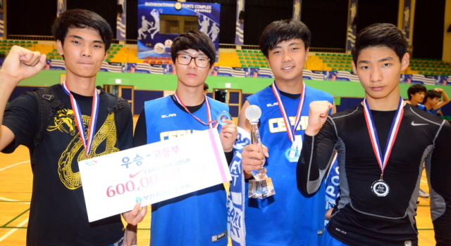 제3회 부천시장배 생활체육 전국농구대회가 펼쳐진 17일 부천 송내사회체육관에서 고등부 우승팀인 케페우스 선수들이 시상후 기념촬영을 하고 있다. 추상철기자 scchoo@kyeonggi.com