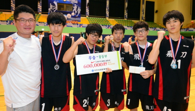 제3회 부천시장배 생활체육 전국농구대회가 펼쳐진 17일 부천 송내사회체육관에서 중등부 우승팀인 비도 선수들이 시상후 기념촬영을 하고 있다. 추상철기자 scchoo@kyeonggi.com