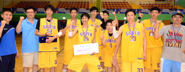 제3회 부천시장배 생활체육 전국농구대회가 펼쳐진 17일 부천 송내사회체육관에서 일반부 우승팀인 세이버 선수들과 코칭스탭이 함께 기념촬영을 하고 있다. 추상철기자 scchoo@kyeonggi.com