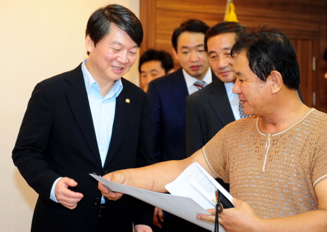 남동구 인천상인연합회 사무실에서 재래시장 상인회 회장들과 간담회를 마친후 개업을 맞이한 한 참석자의 싸인 부탁을 받고 있다.장용준기자 jyjun@kyeonggi.com