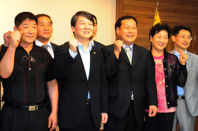 5일 인천을 방문한 안철수 의원이 남동구 인천상인연합회 사무실에서 재래시장 상인회 회장들과 간담회를 마친후 화이팅을 외치며 기념촬영을 하고 있다.장용준기자 jyjun@kyeonggi.com