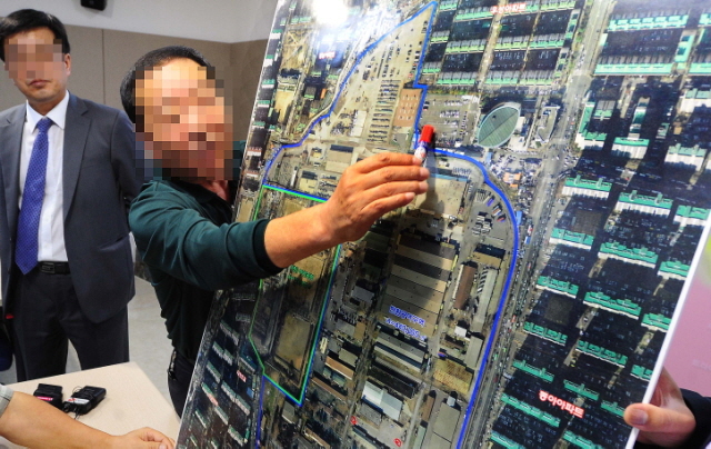 16일 인천시 부평미군부대 시민참여협의회 회원들과 증언에 나선 옛 부평미군기지 근무자들이 인천시청 브리핑룸에서 기지내 일제 강점기때의 군사 무기 반출용 땅굴 존재 사실을 알리는 기자회견을 하고 있다.장용준기자 jyjun@kyeonggi.com