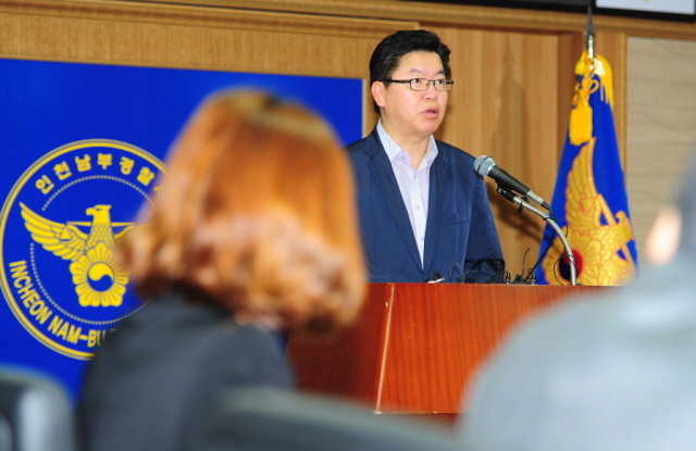 22일 윤정기 인천 남부경찰서 형사과장이 청사내 회의실에서 실종된 김모씨의 차남 정씨를 존속살해 및 살인 혐의로 다시 체포한 수사 브리핑을 하고 있다.장용준기자 jyjun@kyeonggi.com