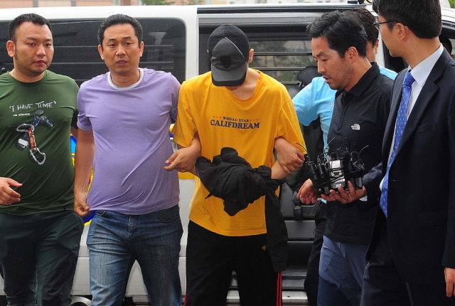 24일 인천시 남구 모자 살인사건의 피의자인 차남 정모씨가 인천지법에서 구속영장 실질심사를 마친후 인천 남부경찰서로 들어서고 있다.장용준기자 jyjun@kyeonggi.com