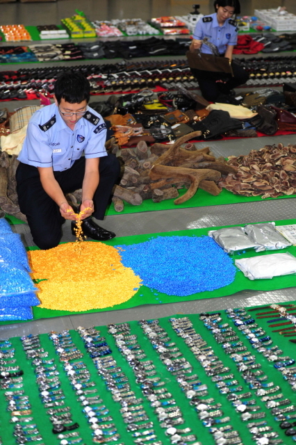 24일 중국산 비아그라 130만정과 유명 브랜드 시계 1천940점, 녹용 600kg 등 550억원 상당의 물품을 정상 화물인 면봉으로 속여 인천항으로 밀반입한 일당 4명을 검거한 인천본부세관 직원들이 청사내 대강당에서 압수품들을 살펴보고 있다.장용준기자 jyjun@kyeonggi.com