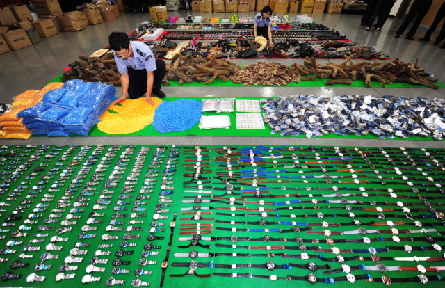 24일 중국산 비아그라 130만정과 유명 브랜드 시계 1천940점, 녹용 600kg 등 550억원 상당의 물품을 정상 화물인 면봉으로 속여 인천항으로 밀반입한 일당 4명을 검거한 인천본부세관 직원들이 청사내 대강당에서 압수품들을 살펴보고 있다.장용준기자 jyjun@kyeonggi.com