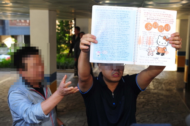 25일 오후 인천 모자 살인사건 피의자의 부인 김모씨가 경찰 출석을 앞두고 자살한 인천시 남동구 논현동 자택에서 김씨의 오빠가 공범의 억울함을 호소하며 유서를 취재진에게 공개하자, 경찰이 만류하고 있다.장용준기자 jyjun@kyeonggi.com