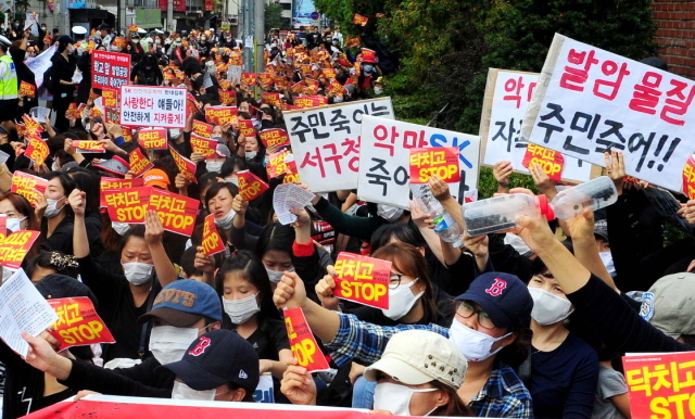 30일 인천시 서구 'SK 인천석유화학을 반대하는 인천 엄마들의 모임' 회원들과 공장 인근 주민 1천여명이 서구청 앞에서 SK 인천석유화학 파라자일렌(PX) 공장 증설에 반대하는 집회를 하고 있다. 장용준기자 jyjun@kyeonggi.com