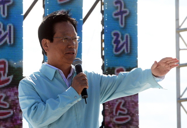 경기일보와 구리시가 함께한 2013 구리한강시민건강걷기대회가 열린 6일 구리 한강시민공원에서 박영순 구리시장이 대회사를 하고 있다. 추상철기자 scchoo@kyeonggi.com