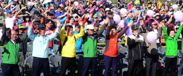 경기일보와 구리시가 함께한 2013 구리한강시민건강걷기대회가 열린 6일 구리 한강시민공원에서 1천여 명의 참가자들이 출발 전 준비운동을 하고 있다. 추상철기자 scchoo@kyeonggi.com