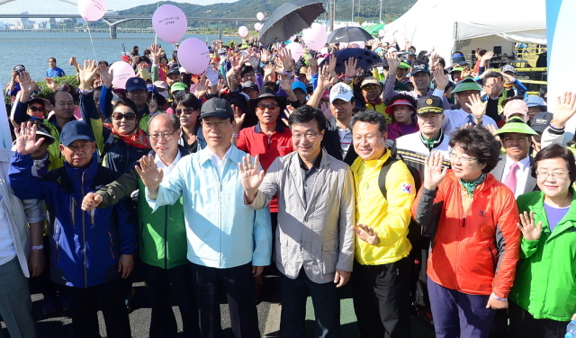 경기일보와 구리시가 함께한 2013 구리한강시민건강걷기대회가 열린 6일 구리 한강시민공원에서 박영순 구리시장과 박석윤 구리시의회 의장, 국회의원 등 내빈과 1천여 명의 참가자들이 출발 전 손을 흔들며 기념촬영을 하고 있다. 추상철기자 scchoo@kyeonggi.com