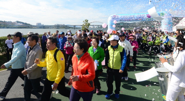 경기일보와 구리시가 함께한 2013 구리한강시민건강걷기대회가 열린 6일 구리 한강시민공원에서 1천여 명의 가족단위의 참가자들이 축포와 함께 힘찬 출발을 하고 있다. 추상철기자 scchoo@kyeonggi.com