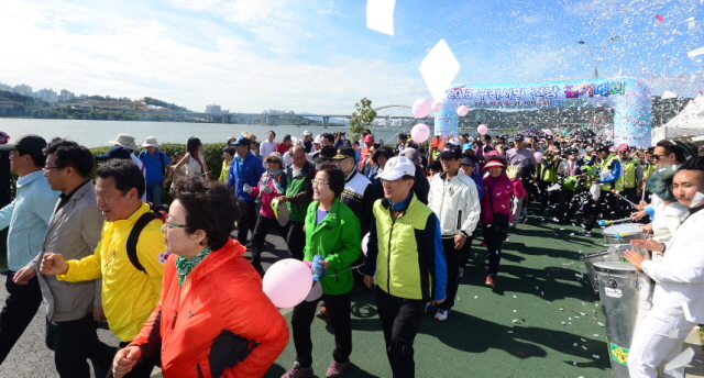 경기일보와 구리시가 함께한 2013 구리한강시민건강걷기대회가 열린 6일 구리 한강시민공원에서 1천여 명의 가족단위의 참가자들이 축포와 함께 힘찬 출발을 하고 있다. 추상철기자 scchoo@kyeonggi.com