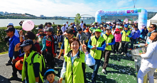 경기일보와 구리시가 함께한 2013 구리한강시민건강걷기대회가 열린 6일 구리 한강시민공원에서 1천여 명의 가족단위의 참가자들이 축포와 함께 힘찬 출발을 하고 있다. 추상철기자 scchoo@kyeonggi.com