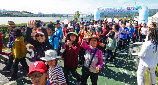 경기일보와 구리시가 함께한 2013 구리한강시민건강걷기대회가 열린 6일 구리 한강시민공원에서 1천여 명의 가족단위의 참가자들이 축포와 함께 힘찬 출발을 하고 있다. 추상철기자 scchoo@kyeonggi.com