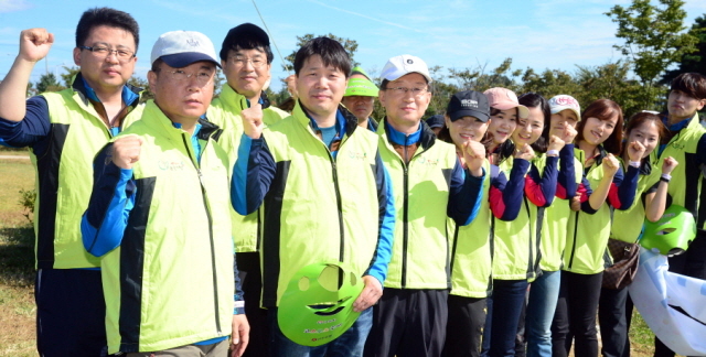 경기일보와 구리시가 함께한 2013 구리한강시민건강걷기대회가 열린 6일 구리 한강시민공원에서 단체 참가자인 구리 농촌사랑봉사단이 완주를 다짐하며 파이팅을 외치고 있다. 추상철기자 scchoo@kyeonggi.com