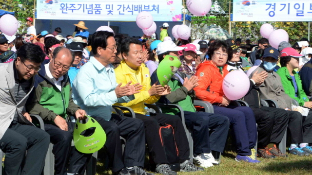 6일 구리한강시민공원에서 열린 ‘2013 구리 코스모스 시민건강 걷기 대회’에서 박영순 구리시장 등 내빈들이  박수를 치고 있다 .전형민기자  hmjeon@kyeonggi.com