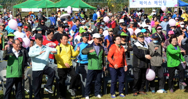 6일 구리한강시민공원에서 열린 ‘2013 구리 코스모스 시민건강 걷기 대회’에서 박영순 구리시장 등 내빈들이  출발에 앞서 준비운동을 하고 있다 .전형민기자  hmjeon@kyeonggi.com