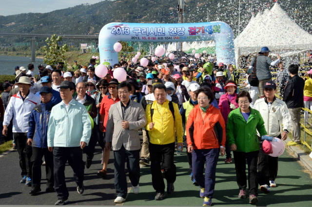 6일 구리한강시민공원에서 열린 ‘2013 구리 코스모스 시민건강 걷기 대회’에서 박영순 구리시장 등 내빈들이  시민들과 청명한 가을 하늘 아래 활짝핀 코스모스 꽃길을 걷고 있다 .전형민기자  hmjeon@kyeonggi.com