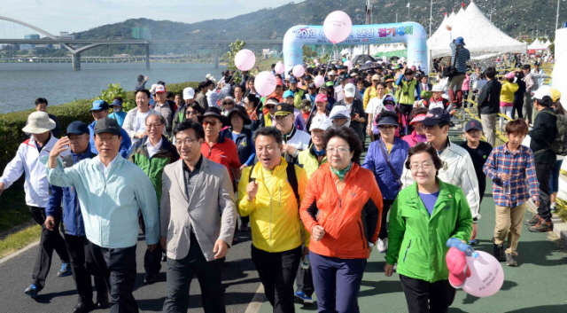 6일 구리한강시민공원에서 열린 ‘2013 구리 코스모스 시민건강 걷기 대회’에서 박영순 구리시장 등 내빈들이  시민들과 청명한 가을 하늘 아래 활짝핀 코스모스 꽃길을 걷고 있다 .전형민기자  hmjeon@kyeonggi.com