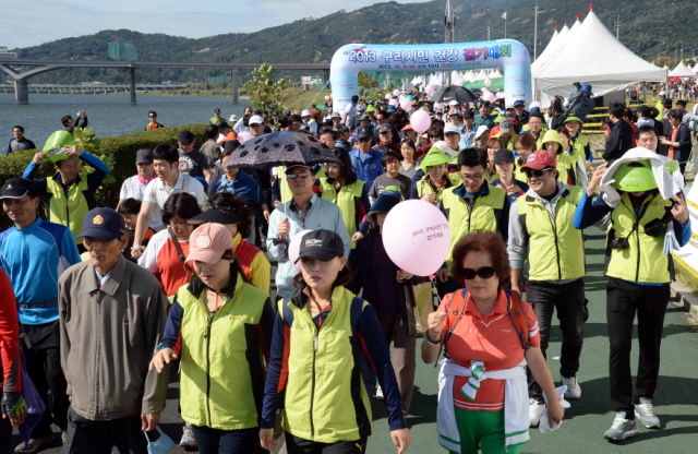 6일 구리한강시민공원에서 열린 ‘2013 구리 코스모스 시민건강 걷기 대회’에 참가한 시민들이 청명한 가을 하늘 아래 활짝핀 코스모스 꽃길을 걷고 있다 .전형민기자  hmjeon@kyeonggi.com