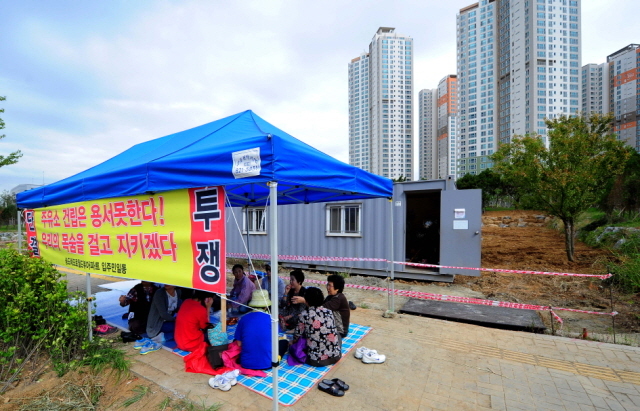 7일 인천시 연수구 송도국제도시내 주유소 1호점의 아파트 정문 인근 건립에 반대하는 A아파트 주민들이 공사현장 앞에서 천막농성을 벌이고 있다.장용준기자 jyjun@kyeonggi.com