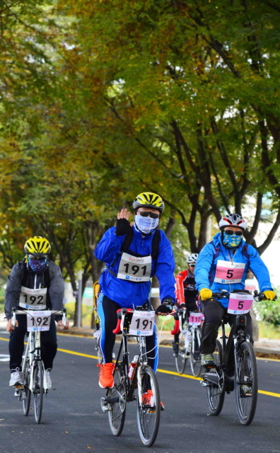 19일 경기도와 연천군, 경기관광공사, 경기일보 주최로 열린 정전60주년 'DMZ 연천 평화누리길 자전거대행진'에 참가한 자전거 동호인들이 단풍이 살짝 내려앉은 연천종합운동장 앞 가로수 터널을 통과하고 있다. 김시범기자 sbkim@kyeonggi.com