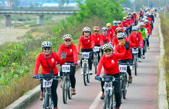 19일 경기도와 연천군, 경기관광공사, 경기일보 주최로 열린 정전60주년 'DMZ 연천 평화누리길 자전거대행진'에 참가한 자전거 동호인들이 가을 산천이 어우러진 자전거 전용도로를 힘차게 질주하고 있다. 김시범기자 sbkim@kyeonggi.com