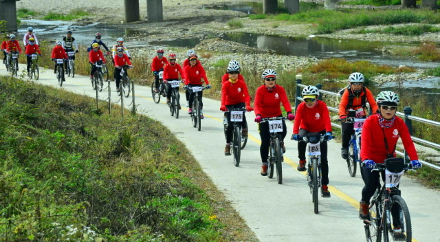 19일 경기도와 연천군, 경기관광공사, 경기일보 주최로 열린 정전60주년 'DMZ 연천 평화누리길 자전거대행진'에 참가한 자전거 동호인들이 가을 산천이 어우러진 자전거 전용도로를 힘차게 질주하고 있다. 김시범기자 sbkim@kyeonggi.com