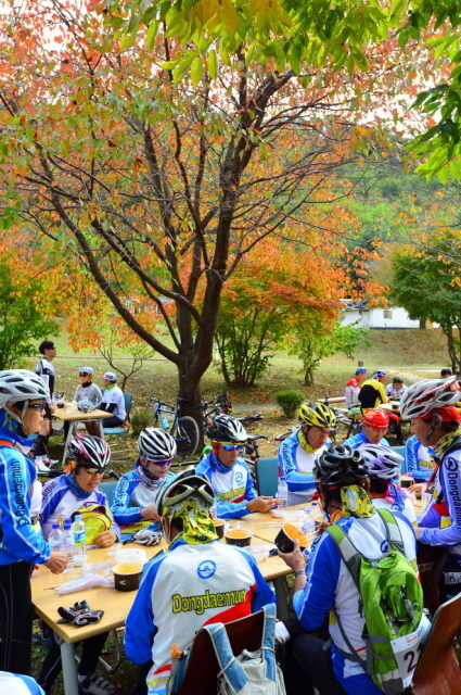 19일 경기도와 연천군, 경기관광공사, 경기일보 주최로 열린 정전60주년 'DMZ 연천 평화누리길 자전거대행진'에 참가한 자전거 동호인들이 제5보병사단 196포병대대에서 점심식사를 하고 있다. 김시범기자 sbkim@kyeonggi.com