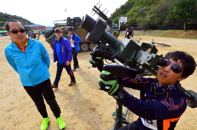 19일 경기도와 연천군, 경기관광공사, 경기일보 주최로 열린 정전60주년 'DMZ 연천 평화누리길 자전거대행진'에 참가한 자전거 동호인들이 제5보병사단 196포병대대에서 병영체험을 하고 있다. 김시범기자 sbkim@kyeonggi.com