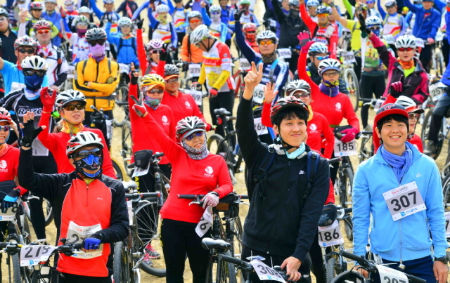 19일 경기도와 연천군, 경기관광공사, 경기일보 주최로 열린 정전60주년 'DMZ 연천 평화누리길 자전거대행진'에 참가한 자전거 동호인들이 휴식처인 제5보병사단 196포병대대에서 게임을 하며 피로를 풀고 있다. 김시범기자 sbkim@kyeonggi.com