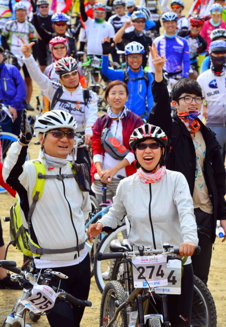 19일 경기도와 연천군, 경기관광공사, 경기일보 주최로 열린 정전60주년 'DMZ 연천 평화누리길 자전거대행진'에 참가한 자전거 동호인들이 휴식처인 제5보병사단 196포병대대에서 게임을 하며 피로를 풀고 있다. 김시범기자 sbkim@kyeonggi.com