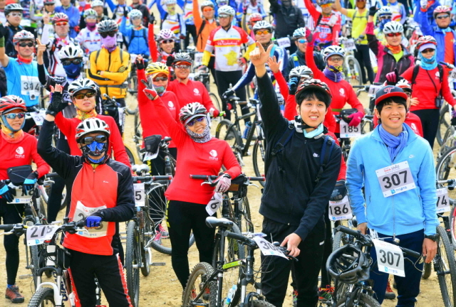 19일 경기도와 연천군, 경기관광공사, 경기일보 주최로 열린 정전60주년 'DMZ 연천 평화누리길 자전거대행진'에 참가한 자전거 동호인들이 휴식처인 제5보병사단 196포병대대에서 게임을 하며 피로를 풀고 있다. 김시범기자 sbkim@kyeonggi.com