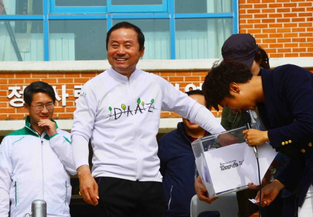 19일 경기도와 연천군, 경기관광공사, 경기일보 주최로 열린 정전60주년 'DMZ 연천 평화누리길 자전거대행진'에서 김규선 연천군수가 경품추첨을 하고 있다. 김시범기자 sbkim@kyeonggi.com