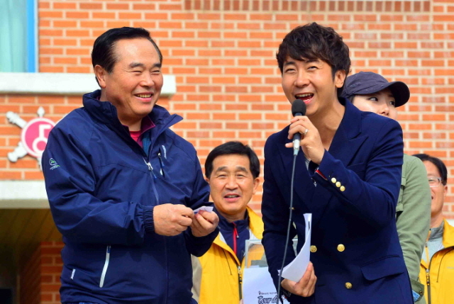 19일 경기도와 연천군, 경기관광공사, 경기일보 주최로 열린 정전60주년 'DMZ 연천 평화누리길 자전거대행진'에서 임창열 경기일보 대표이사 회장이 경품추첨을 하고 있다. 김시범기자 sbkim@kyeonggi.com