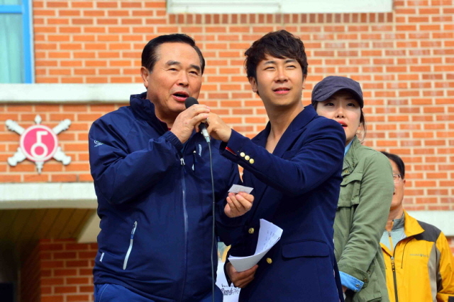 19일 경기도와 연천군, 경기관광공사, 경기일보 주최로 열린 정전60주년 'DMZ 연천 평화누리길 자전거대행진'에서 임창열 경기일보 대표이사 회장이 경품추첨을 하고 있다. 김시범기자 sbkim@kyeonggi.com