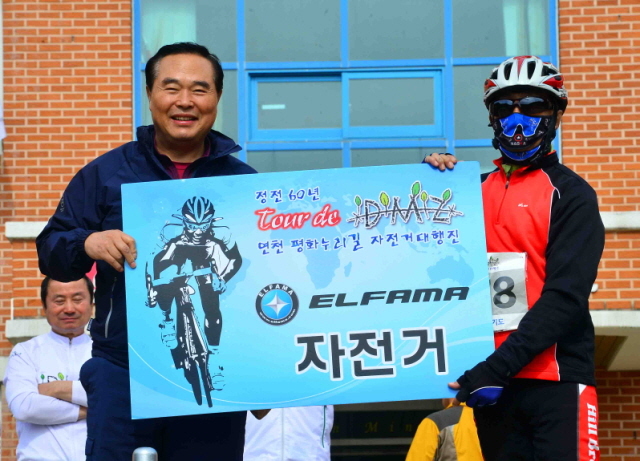 19일 경기도와 연천군, 경기관광공사, 경기일보 주최로 열린 정전60주년 'DMZ 연천 평화누리길 자전거대행진'에서 임창열 경기일보 대표이사 회장이 경품추첨을 하고 있다. 김시범기자 sbkim@kyeonggi.com