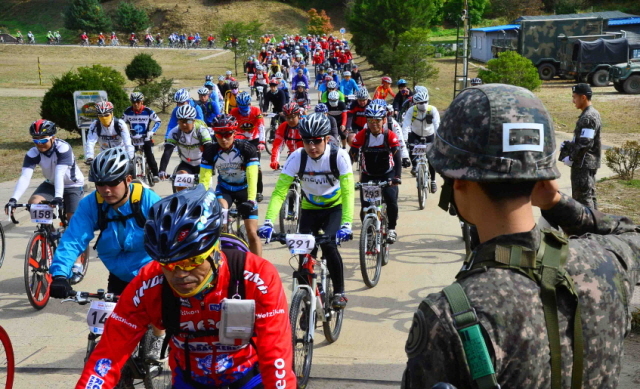 19일 경기도와 연천군, 경기관광공사, 경기일보 주최로 열린 정전60주년 'DMZ 연천 평화누리길 자전거대행진'에 참가한 자전거 동호인들이 제5보병사단 196포병대대에서 점심식사를 한 후 병사들의 환송 속에 2차 출발을 하고 있다. 김시범기자 sbkim@kyeonggi.com