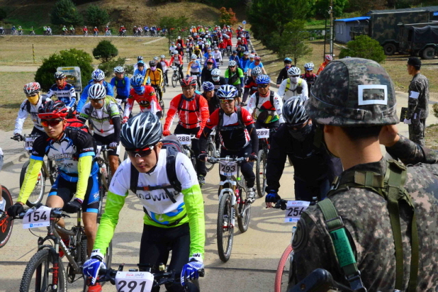 19일 경기도와 연천군, 경기관광공사, 경기일보 주최로 열린 정전60주년 'DMZ 연천 평화누리길 자전거대행진'에 참가한 자전거 동호인들이 제5보병사단 196포병대대에서 점심식사를 한 후 병사들의 환송 속에 2차 출발을 하고 있다. 김시범기자 sbkim@kyeonggi.com