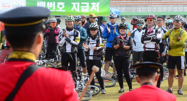 경기도와 연천군, 경기관광공사, 경기일보가 공동 주최한 정전60주년 DMZ 연천 평화누리길 자전거대행진이 열린 19일 연천공설운동장에서 참가자들이 제5보병사단 군악대의 축하공연을 보며 즐거워 하고 있다. 추상철기자 scchoo@kyeonggi.com