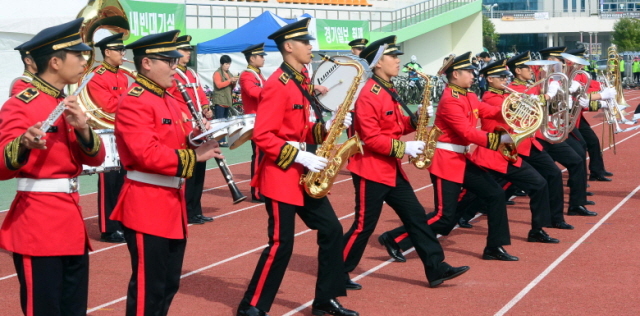 경기도와 연천군, 경기관광공사, 경기일보가 공동 주최한 정전60주년 DMZ 연천 평화누리길 자전거대행진이 열린 19일 연천공설운동장에서 제5보병사단 군악대의 축하공연이 펼쳐지고 있다. 추상철기자 scchoo@kyeonggi.com
