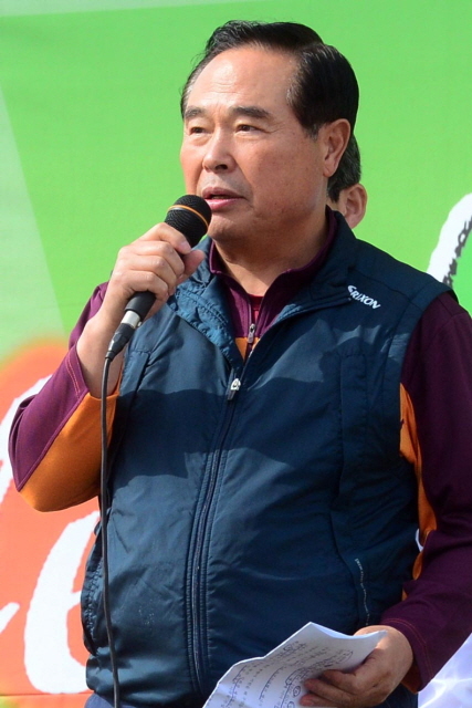 경기도와 연천군, 경기관광공사, 경기일보가 공동 주최한 정전60주년 DMZ 연천 평화누리길 자전거대행진이 열린 19일 연천공설운동장에서 임창열 경기일보 대표이사 회장이 대회사를 하고 있다. 추상철기자 scchoo@kyeonggi.com