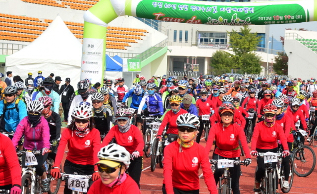 경기도와 연천군, 경기관광공사, 경기일보가 공동 주최한 정전60주년 DMZ 연천 평화누리길 자전거대행진이 열린 19일 연천공설운동장에서 1천여 명의 참가자들이 힘찬 출발을 하고 있다. 추상철기자 scchoo@kyeonggi.com