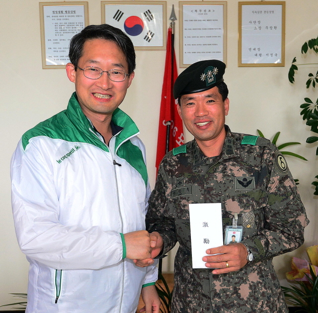 경기도와 연천군, 경기관광공사, 경기일보가 공동 주최한 정전60주년 DMZ 연천 평화누리길 자전거대행진이 열린 19일 제5보병사단 196포병대대에서 김희겸 경기도 행정2부지사가 서정욱 연대장에게 위문금을 전달하고 있다. 추상철기자 scchoo@kyeonggi.com