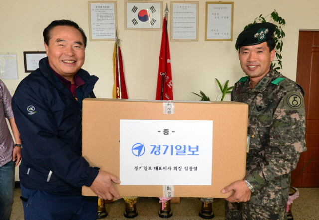 경기도와 연천군, 경기관광공사, 경기일보가 공동 주최한 정전60주년 DMZ 연천 평화누리길 자전거대행진이 열린 19일 중간지점인 제5보병사단 196포병대대에서 임창열 경기일보 대표이사 회장이 서정욱 연대장에게 국군장병을 위한 선물을 전달하고 있다. 추상철기자 scchoo@kyeonggi.com