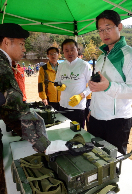 경기도와 연천군, 경기관광공사, 경기일보가 공동 주최한 정전60주년 DMZ 연천 평화누리길 자전거대행진이 열린 19일 중식지점인 제5보병사단 196포병대대에서 김희겸 경기도 행정2부지사와  김규선 연천군수가 각종 안보장비를 둘러보고 있다. 추상철기자 scchoo@kyeonggi.com