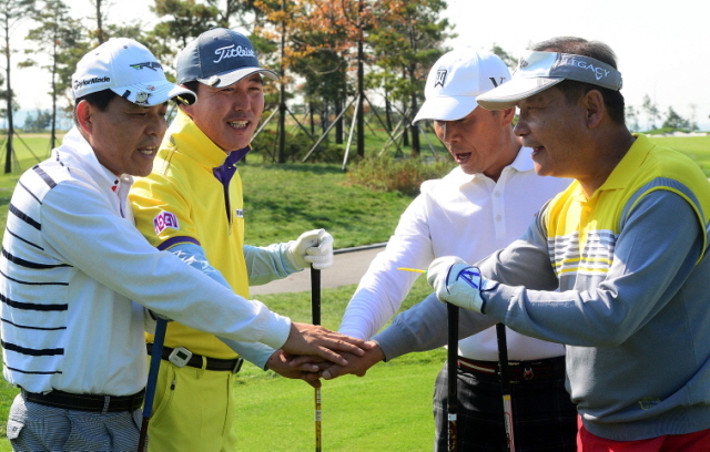 경기일보가 주최한 2013 인천경제인 자선골프대회가 열린 21일 인천 송도 잭니클라우스 골프클럽 코리아에서 참가자들이 경기 시작전 손을 모아 파이팅을 하고 있다. 추상철기자 scchoo@kyeonggi.com